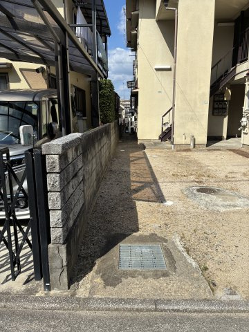 戸坂桜東町　土地の外観|敷地と前面道路にグレーチングがあり、大雨や降水時に雨水がスムーズに排出され冠水や湿気を防げて安心です