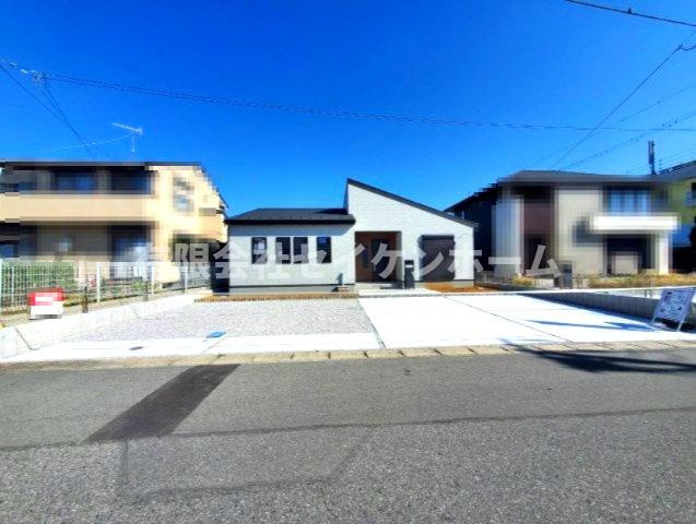 深谷市東方町5丁目　南6M公道　平屋建ての前面道路含む現地写真