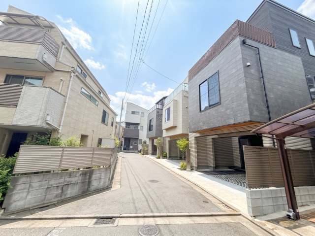 【前面道路含む現地写真】 | 【仲介手数料７００万円が無料！】■経堂駅３分■延床１６４平米超 ■車庫２台 | 諸費用７００万円ＯＦＦ！
決算キャンペーン中！
家計応援サービスの限界に挑戦中！
■経堂駅３分
■延床１６４平米超
■ＬＤＫ２８帖超
■車庫２台
■高断熱
■内覧可