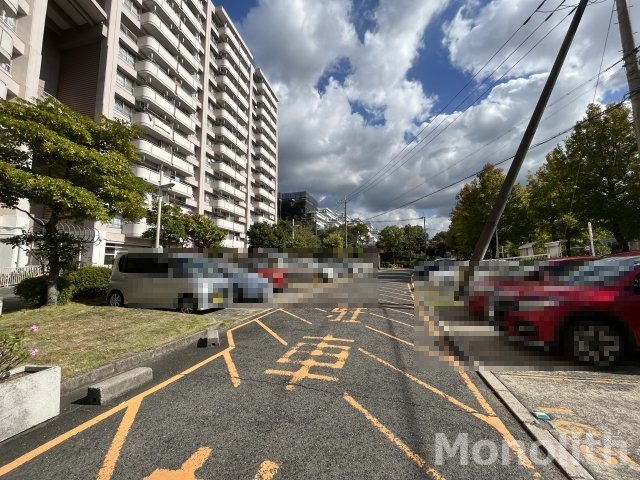 泉北鴨谷台３丁４号棟の駐車場