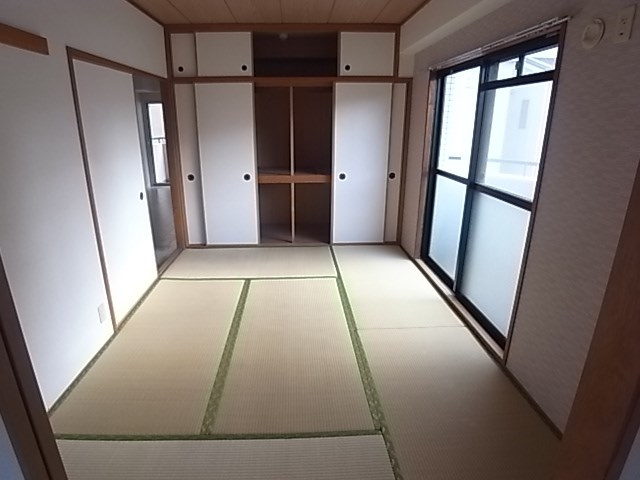 尼崎市稲葉元町１丁目の賃貸マンションの寝室|広くて明るい寝室