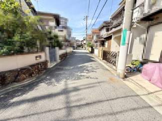 【前面道路含む現地写真】 | 南海高野線「初芝」駅まで徒歩６分！毎日の通勤や通学に便利ですね♪