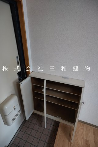 プラザ幸の玄関|別号室の参考写真になります(反転）
