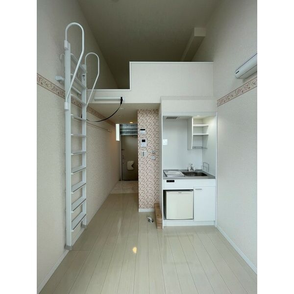 川崎市多摩区東三田２丁目のアパートの居間・リビング