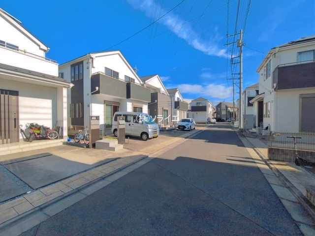 川越市中台南1期　中古戸建の前面道路含む現地写真