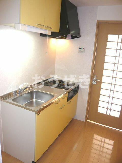 グッド　フラットⅢのキッチン|クリームイエローがアクセント…