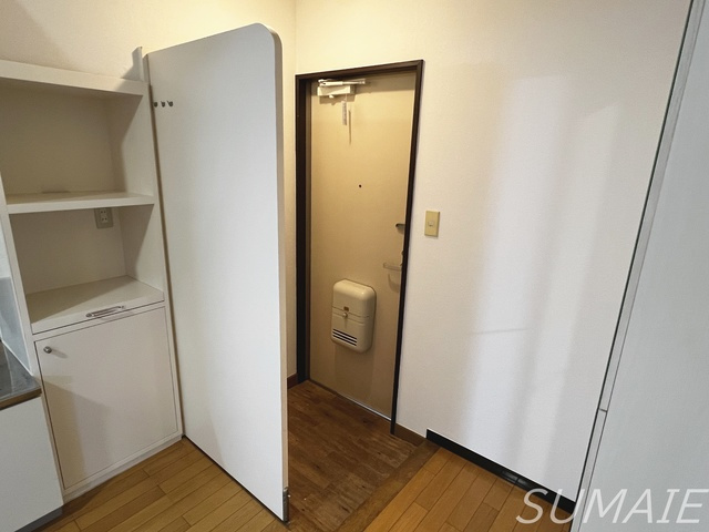川口ビルの玄関|玄関は目隠しもあります