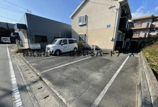 カンフォート東合川の駐車場|車をお持ちの方に嬉しい駐車場付きの物件です