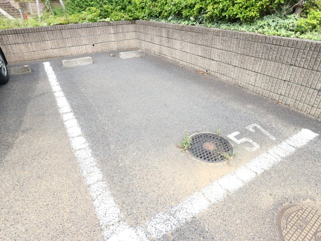 アルファタウン天王台の駐車場
