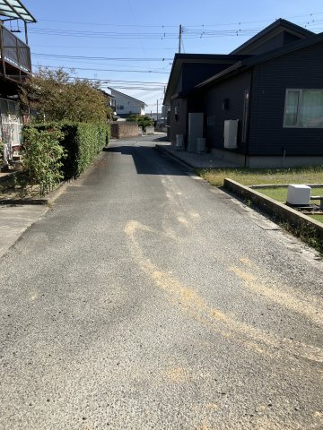 小郡市小郡　　リフォーム中古戸建の前面道路含む現地写真