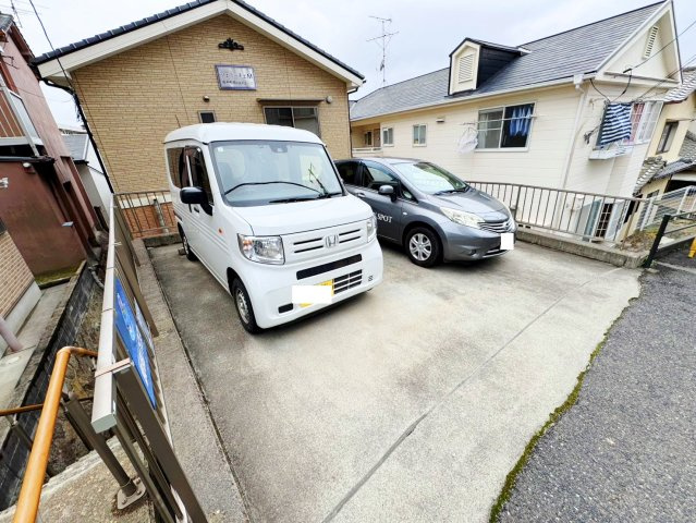 フェリーチェMの駐車場