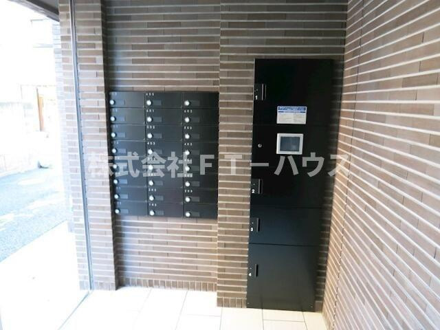 クレシェンテ梅月のエントランス
