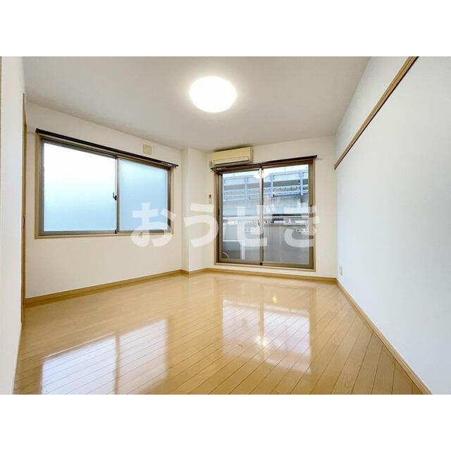 オリーブハウスの居間・リビング|二面採光で明るいお部屋です