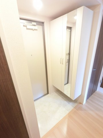 【玄関】 | ※同タイプ写真になります