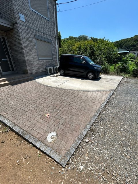 八王子市弐分方町のアパートの駐車場