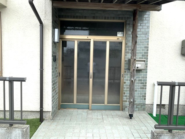 岡山市東区益野町戸建の玄関