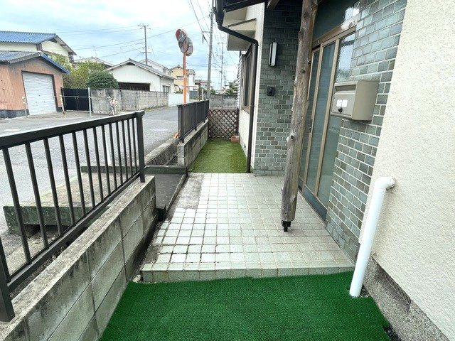岡山市東区益野町戸建の玄関