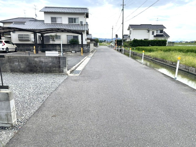 岡山市東区益野町戸建の前面道路含む現地写真