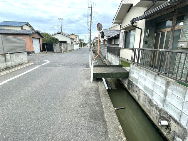 岡山市東区益野町戸建の前面道路含む現地写真