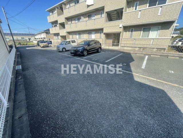 インターフレグラントA棟の駐車場