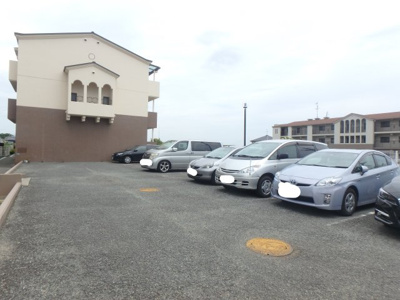 【駐車場】 | グリーンビュウ２号館 | 駐車場があるので、車を買う予定の方も安心です