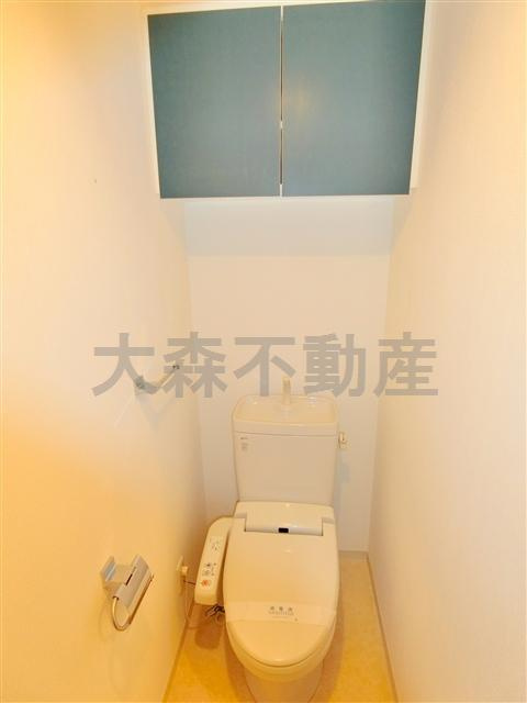 アルテシモ大森のトイレ|棚収納と温水洗浄暖房便座付きのトイレ