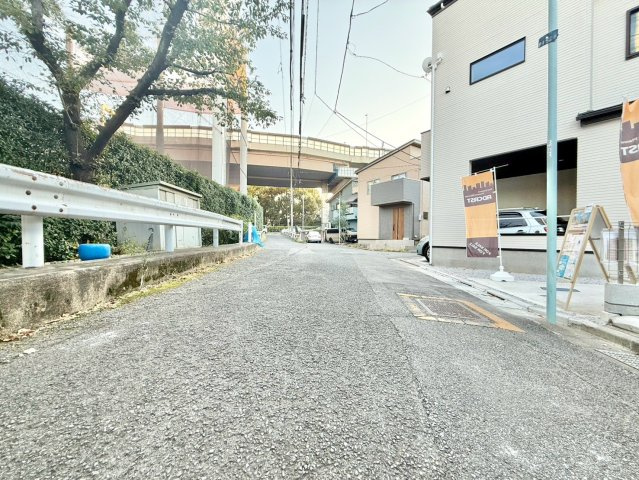 板橋区相生町　新築戸建の前面道路含む現地写真|2026.10.18撮影

現地ご見学希望・資料請求などお気軽にお問い合わせ下さい！
03-5990-5201