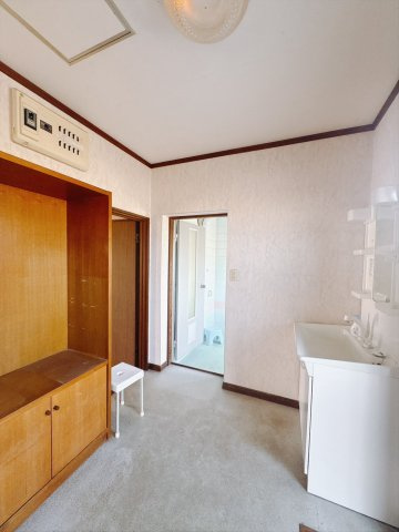 【中古戸建】邑楽郡明和町新里の洗面所|■洗面室｜洗濯機を置いてもゆとりある広さの洗面脱衣室です♪冬はストーブ、夏にはサーキュレーターを置き、快適に過ごすことができます♪
