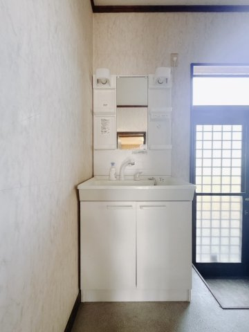 【中古戸建】邑楽郡明和町新里の独立洗面台|■洗面室｜大きな鏡と使いやすさがいっぱいの洗面化粧台。お手入れ簡単でいつもキレイに(*^^*)