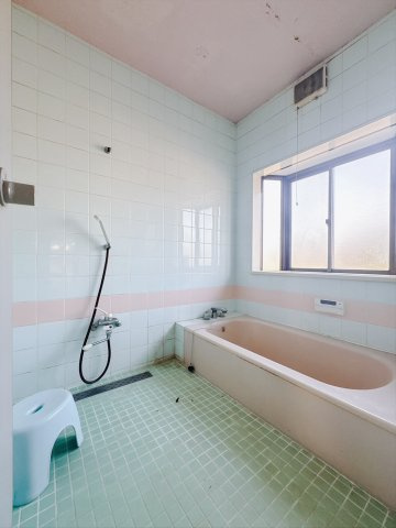 【中古戸建】邑楽郡明和町新里の浴室|■浴室｜足を伸ばして方までゆっくりと過ごすことができるお風呂。疲れた体が癒されますね♪