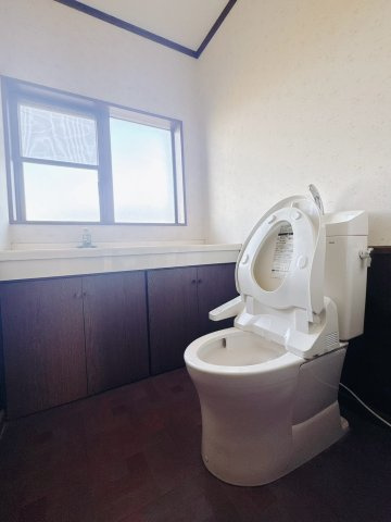【中古戸建】邑楽郡明和町新里のトイレ|■トイレ｜自然光が入る落ち着いた空間です。ついつい長居してしまいますね♪