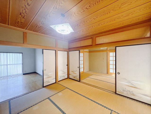 【中古戸建】邑楽郡明和町新里の和室|■和室｜「続き間の和室」は、戸を開ければ大空間、閉じれば個室として活用できるのでお子様の遊び場や客間としても便利です♪