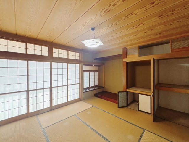 【中古戸建】邑楽郡明和町新里の和室|■和室｜和室を書斎にしたり、冬にはコタツを敷いて家族みんなで年越しをするのもいいですね。家族みんなのお気に入りの空間になります♪