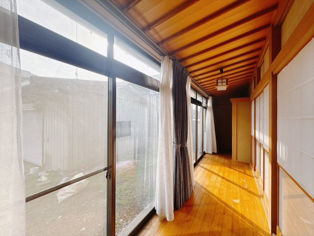 【中古戸建】邑楽郡明和町新里のその他|■縁側｜風通しがよく自然の風を取り込みやすい、外と中の”ちょうどいい中間空間”で季節を感じながらゆったり過ごせる癒しのリラックススペースです♪