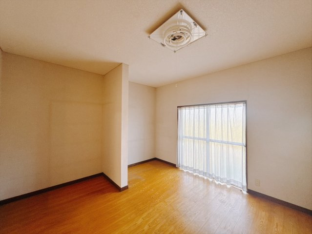 【中古戸建】邑楽郡明和町新里の洋室|■洋室｜木目調のフローリングは、ほっと心和む空間。様々な種類のインテリアグリーンを取り入れれば緑あふれる明るい空間にもなります。