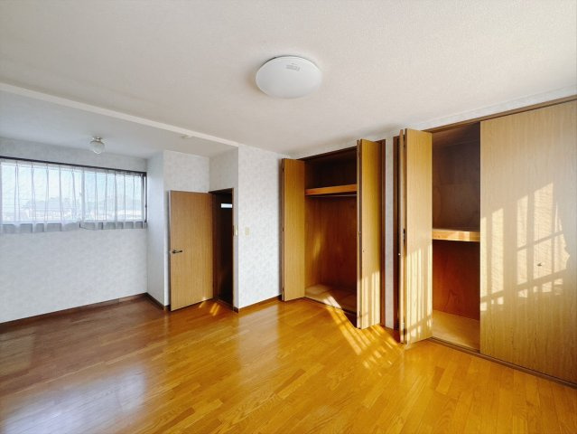 【中古戸建】邑楽郡明和町新里の洋室|■
洋室｜ナチュラルカラーの床です。模様替えなどとても楽しく工夫できます♪陽当たり、風通しもとても良いので毎日快適な生活スタートです！