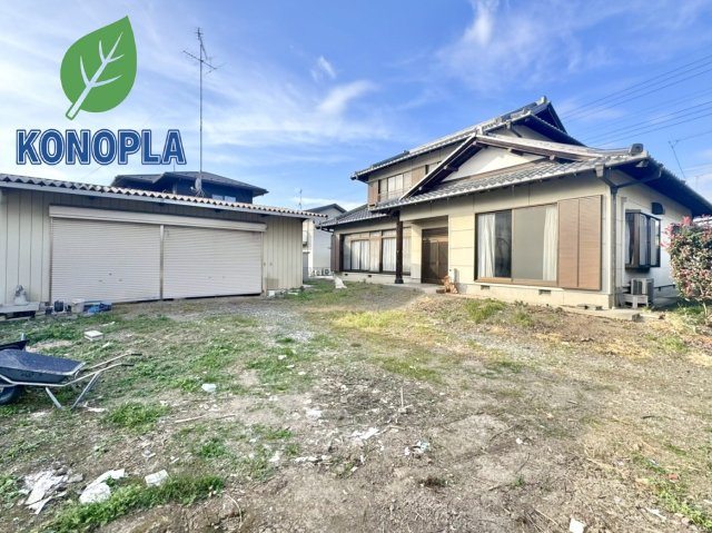 【中古戸建】邑楽郡明和町新里の外観|■外観｜広いお庭で子供達を伸び伸びと遊ばせてあげたい…！わんちゃんの為にドッグランを作りたい…！そんな願いが叶う172坪の敷地、3台以上駐車可能です♪