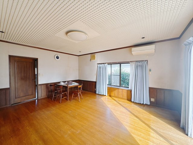 【中古戸建】邑楽郡明和町新里の居間・リビング|■リビング｜ナチュラルな質感で魅せる、くつろぎの時間。ゆっくりとした時間が流れるリビングで、家族だんらんのひと時をお過ごしいただけます♪