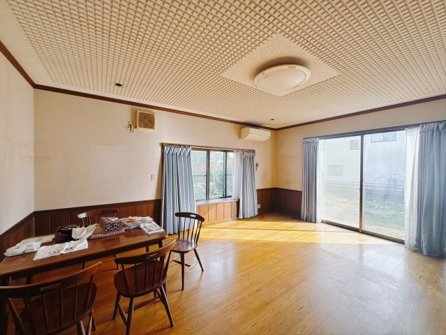 【中古戸建】邑楽郡明和町新里の居間・リビング|■リビング｜窓から射し込む陽射しが縦横に広がり、あたたかな空間が形づくられています。ここはご家族の笑顔集まる憩いの空間です( ＾＾ )
