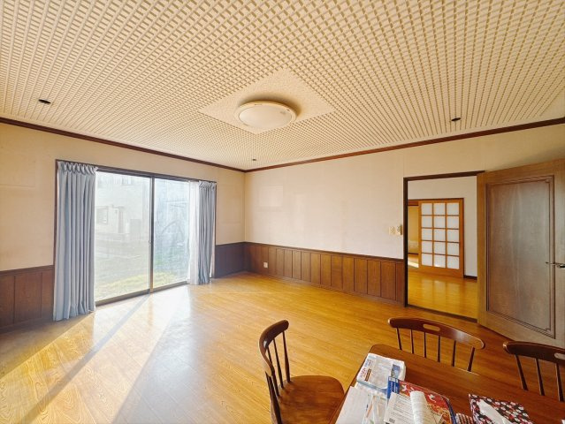【中古戸建】邑楽郡明和町新里の居間・リビング|■リビング｜家族でゆったりくつろげる、居心地の良いリビング♪賃貸と違って、テレビや音楽の音を気にしなくて良いことが嬉しいですね(*＾＾*)