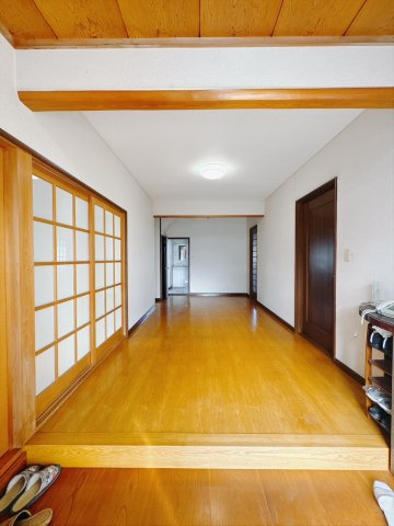 【中古戸建】邑楽郡明和町新里の玄関|■玄関｜毎日の「いってらっしゃい」や「お帰りなさい」を大切なご家族と過ごす玄関は〈使いやすさ〉を追求しております。玄関横の物入は急な来客時でもさっとお片付けできるスペースを確保しています。