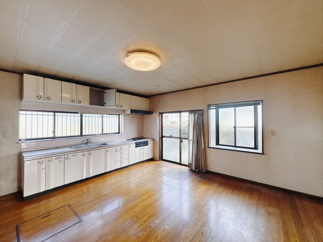 【中古戸建】邑楽郡明和町新里のキッチン|■キッチン｜お料理時の油の臭いや煙などが隣接するお部屋に充満しにくい造りとなっており、急な来客時にも生活感を見せずに過ごせます♪