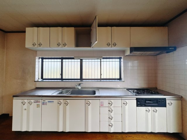 【中古戸建】邑楽郡明和町新里のキッチン|■キッチン｜ワークトップ下には、圧力鍋やパスタ鍋などのかさばる調理器具もラクラク収納可能！ものが溢れがちなキッチン回りもスッキリきれいに管理ができます♪