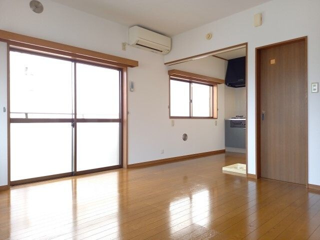 ひまわりハウスの洋室|落ち着いた色調の洋室です