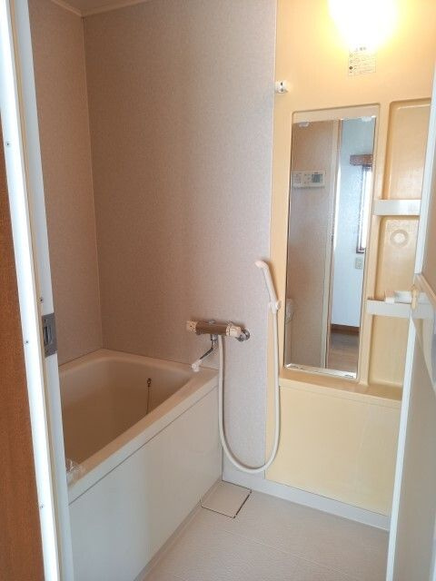 ひまわりハウスの浴室|ゆったり過ごせるお風呂です