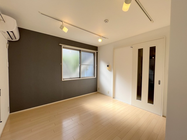 Ｔ’ｓ　ｃｏｕｒｔ　鷹番の洋室|★明るいフローリングの角部屋です★