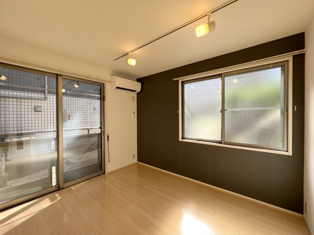 Ｔ’ｓ　ｃｏｕｒｔ　鷹番の居間・リビング|★明るいフローリングの角部屋です★