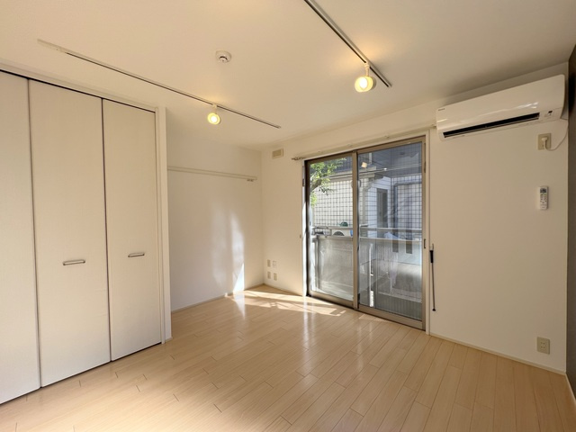 Ｔ’ｓ　ｃｏｕｒｔ　鷹番の寝室|★明るいフローリングの角部屋です★