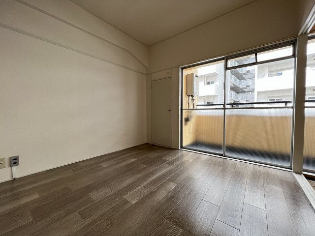 ビスタ四天王寺の居間・リビング