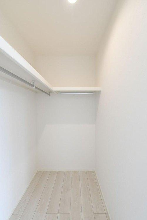 高知市百石町4丁目 ⑫ 新築戸建ての収納|＊こちらはウォークインクローゼットのイメージ画像です。